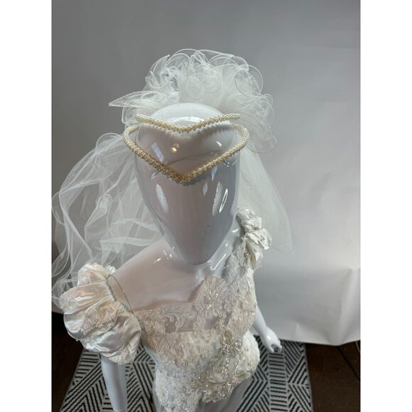 Vintage Lace Bridal Veil With Wired Hem & Pearl Headband main image 15